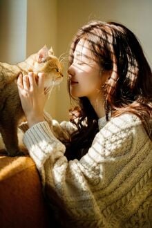Cô Ấy Mỏng Manh, Còn Tôi Phải Mạnh Mẽ Hộ Cả Hai Ư?